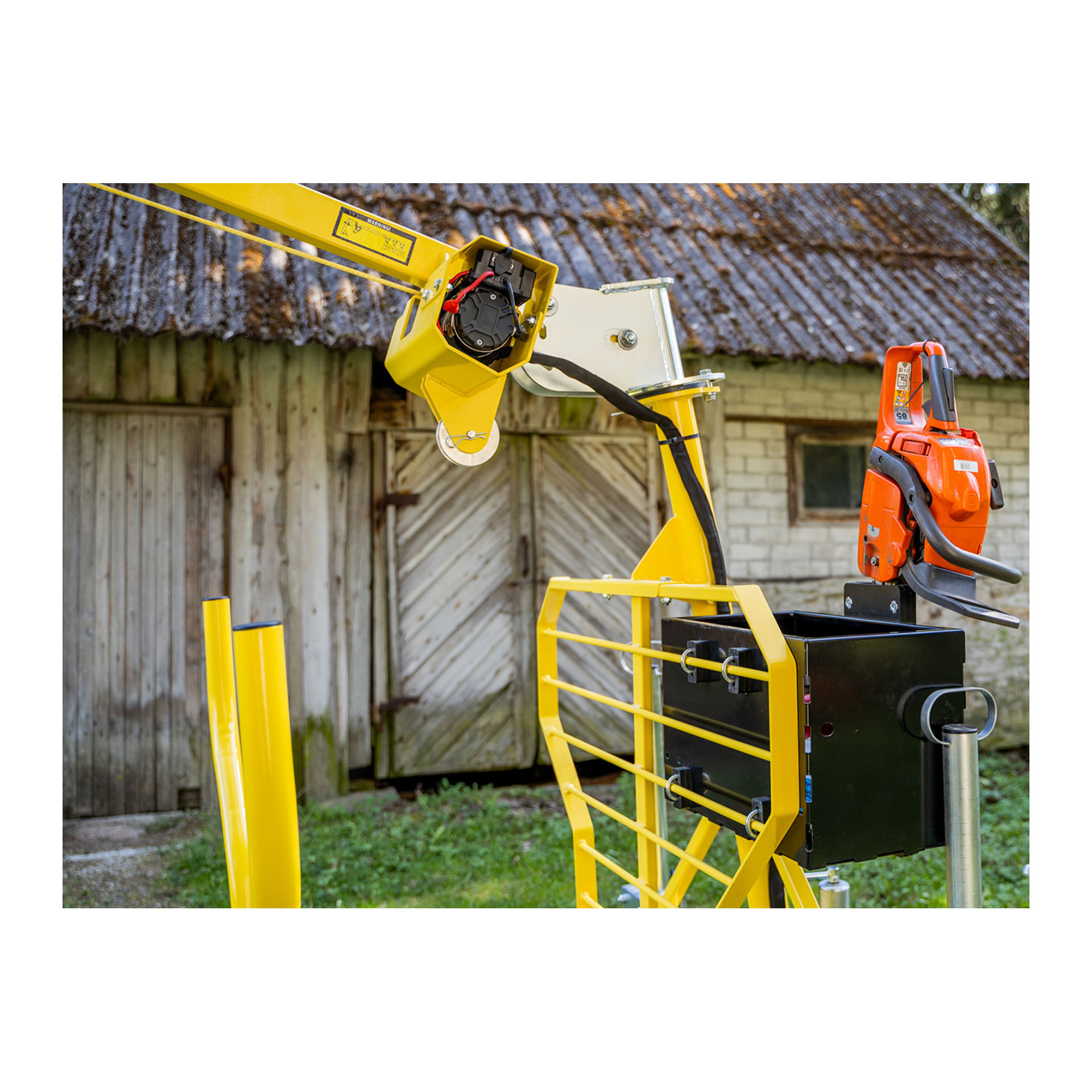 LUGGAGE CONTAINER WITH CHAINSAW HOLDER LUGGAGE CONTAINER WITH CHAINSAW HOLDER